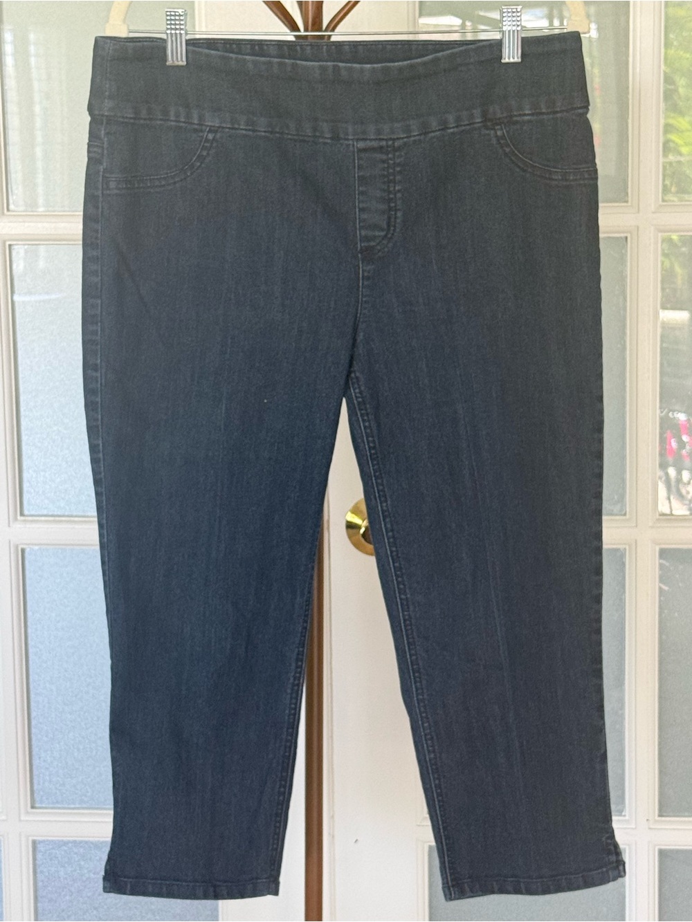 Chico’s Dark Wash Pull On Capri Jeans Size 1 Medium Stretch Denim Cropped Pants